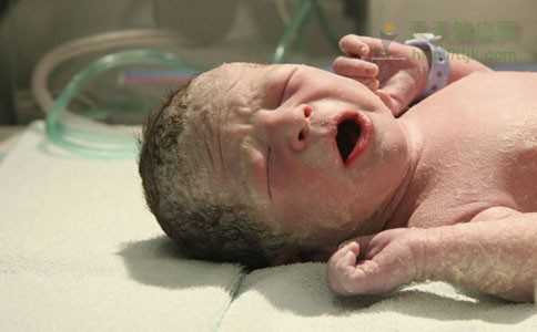如何护理刚出生不久的宝宝