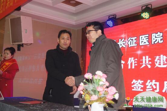 新长征创始人童兴与我司创始人杨明杰签订合作协议.JPG