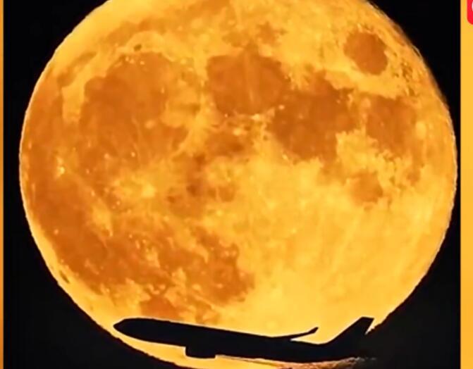 中秋月亮与飞机同框了引热议